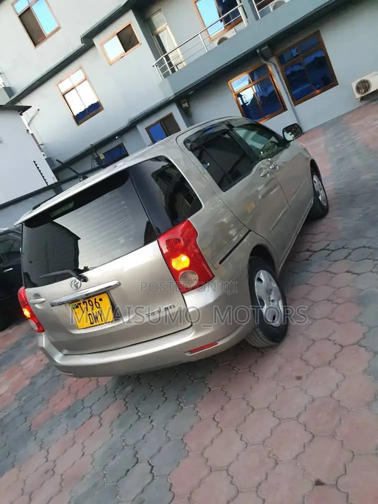Toyota Raum 2004 Silver