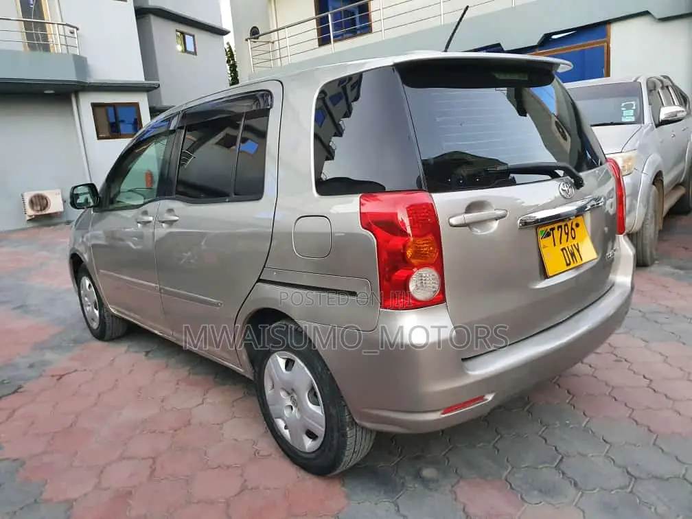Toyota Raum 2004 Silver
