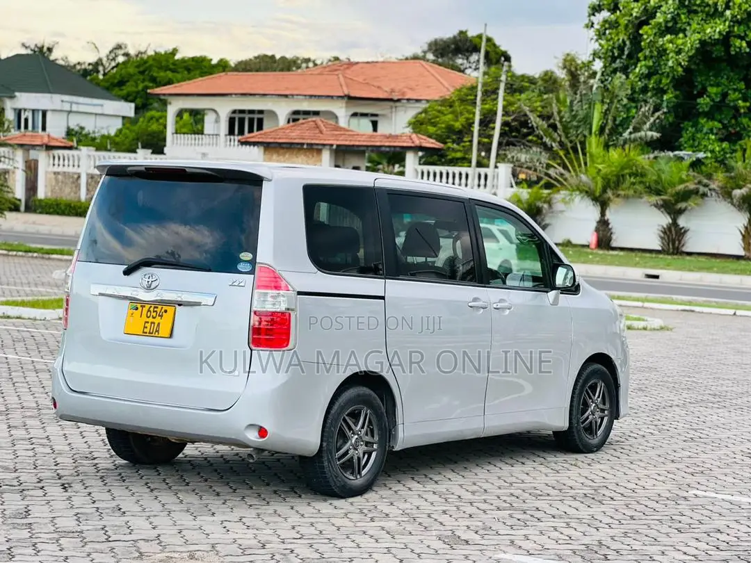 Toyota Noah 2010 Black