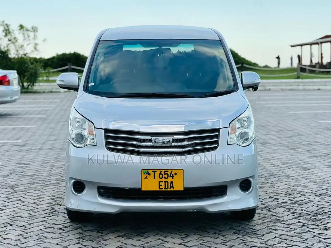 Toyota Noah 2010 Black
