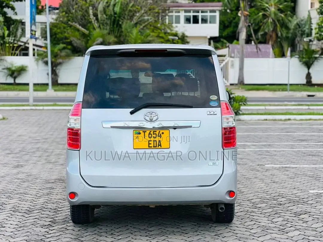 Toyota Noah 2010 Black