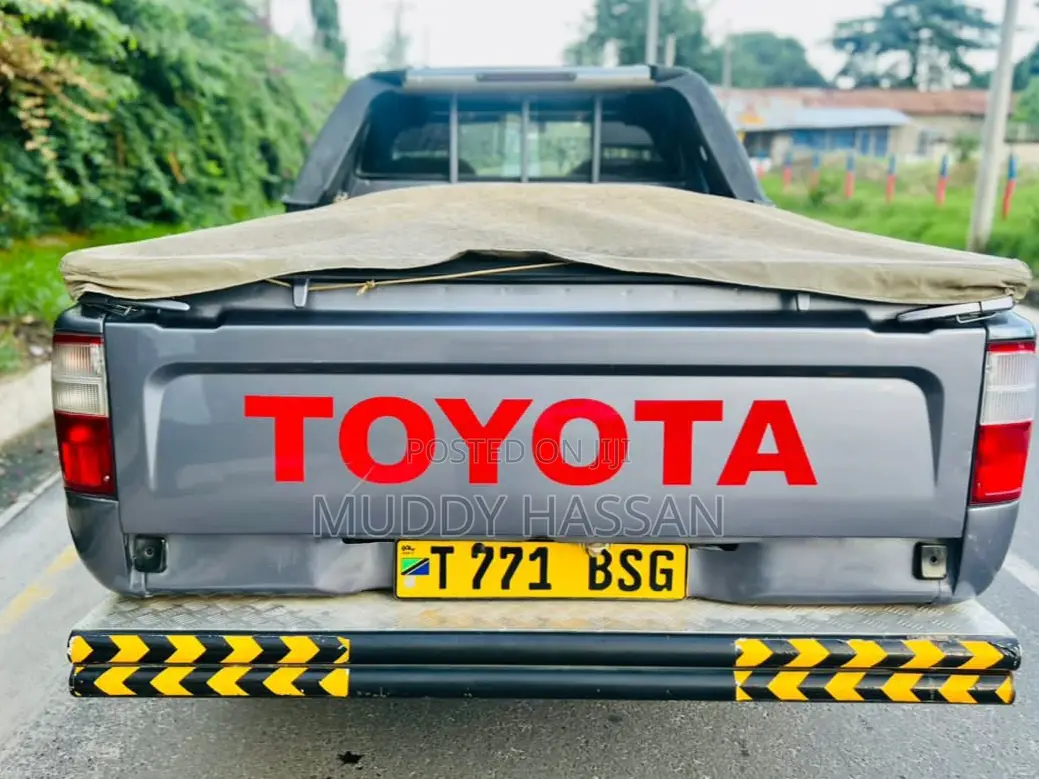 Toyota Hilux 2004 Gray
