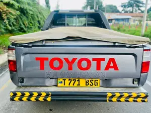 Toyota Hilux 2004 Gray