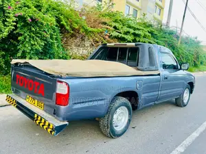 Toyota Hilux 2004 Gray