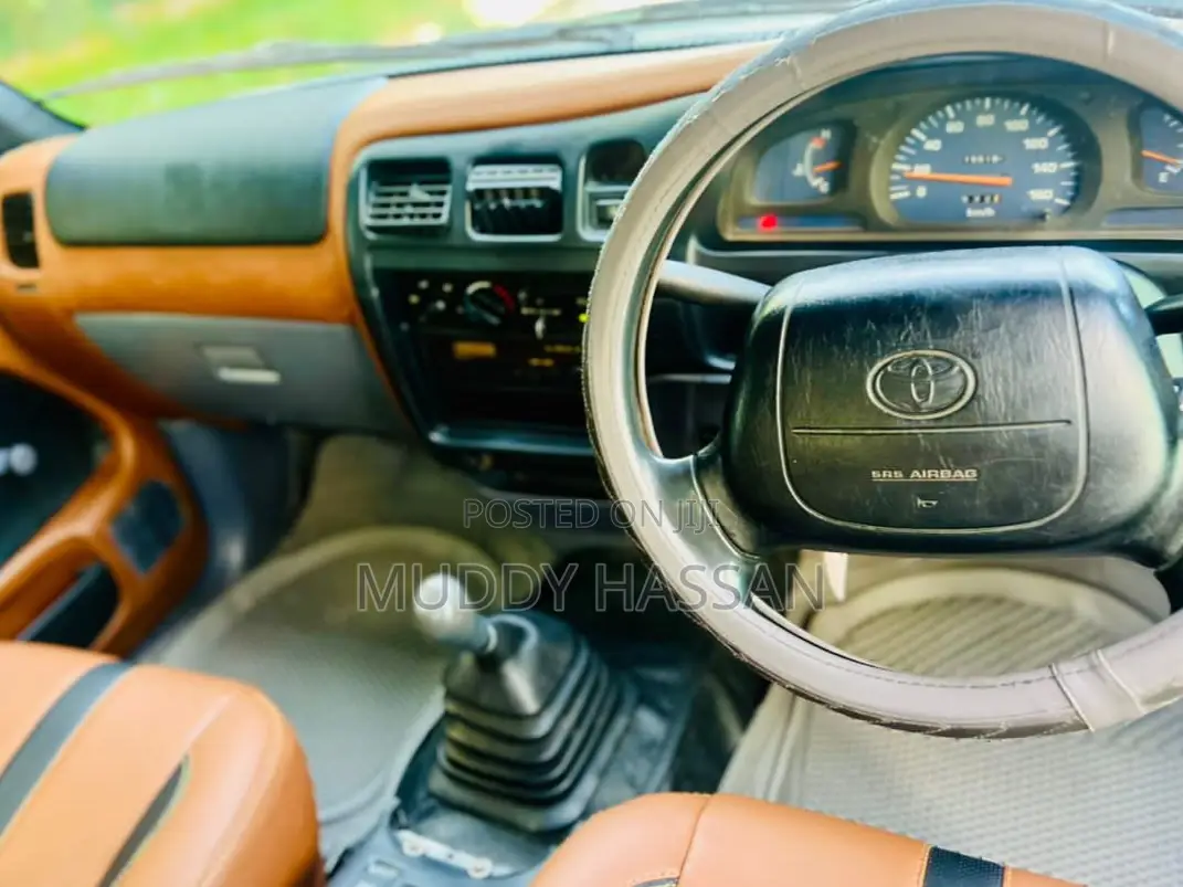 Toyota Hilux 2004 Gray
