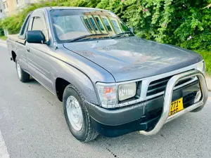 Toyota Hilux 2004 Gray