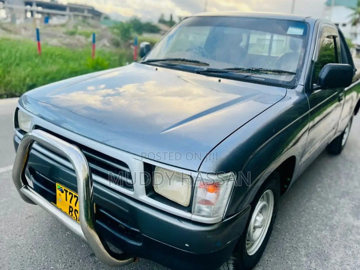 Toyota Hilux 2004 Gray