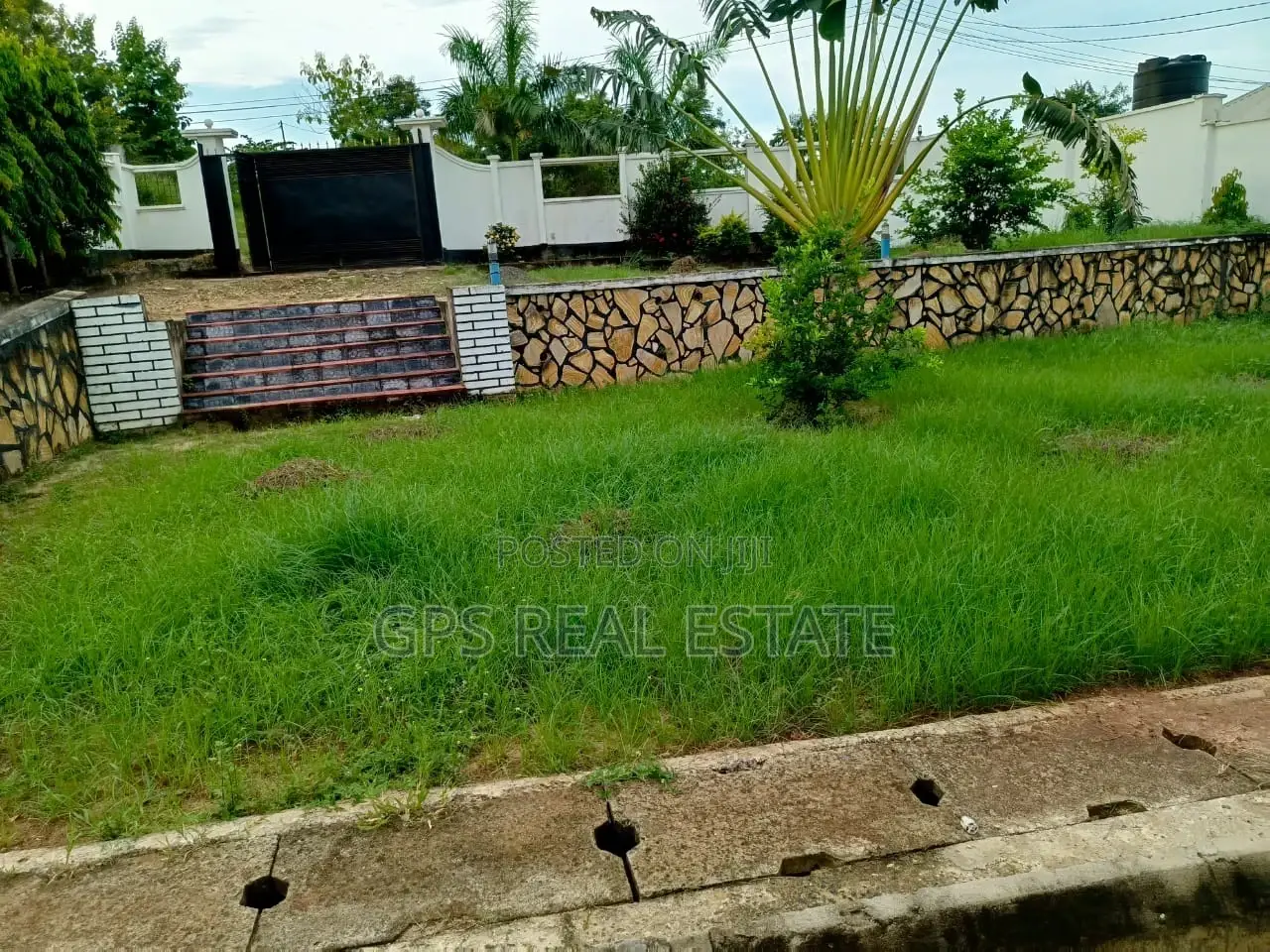 5bdrm House in Tegeta Kontena, Kinondoni for sale