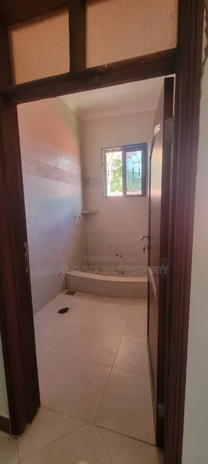 5bdrm House in Tegeta Contena, Bunju for sale