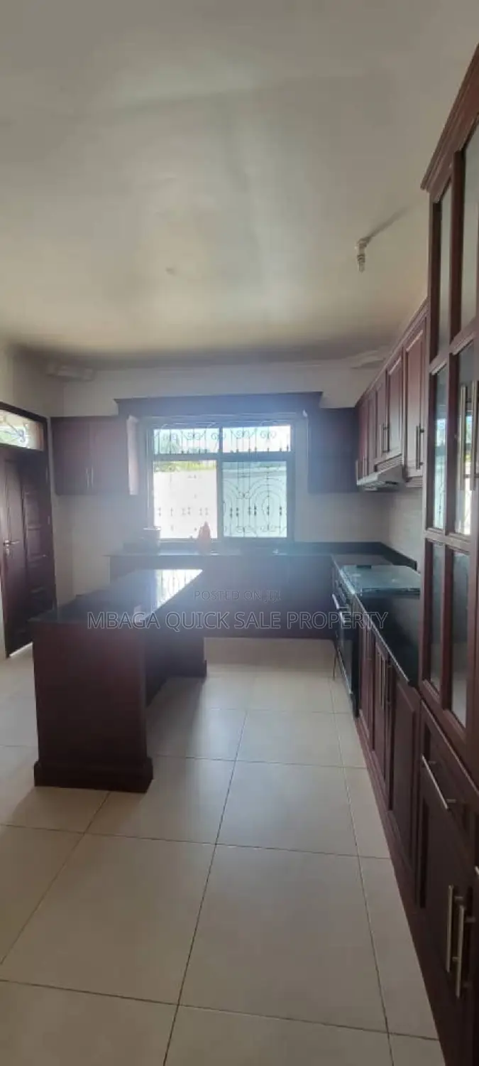5bdrm House in Tegeta Contena, Bunju for sale