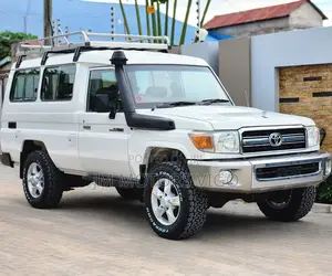Toyota Land Cruiser 2011 White