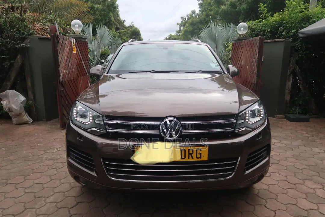 Volkswagen Touareg 2012 Gold