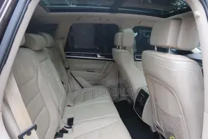 Volkswagen Touareg 2012 Gold