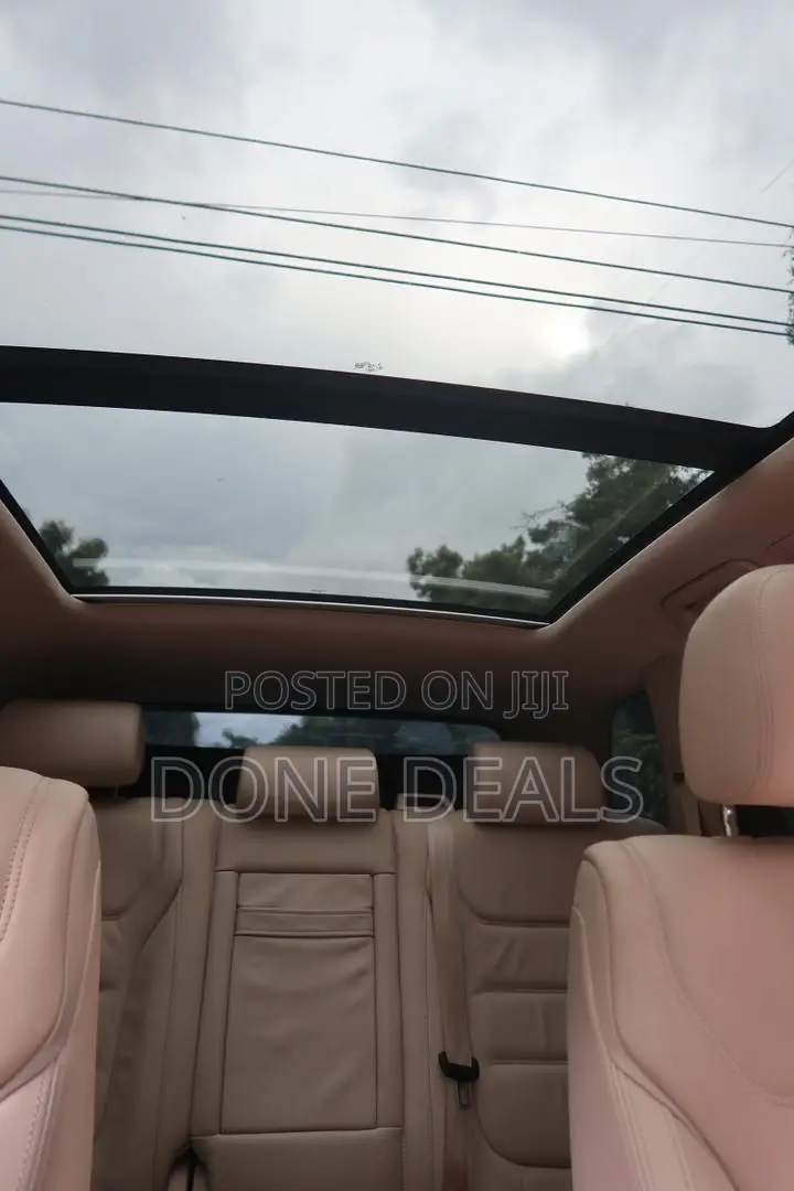 Volkswagen Touareg 2012 Gold