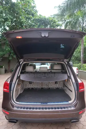 Volkswagen Touareg 2012 Gold