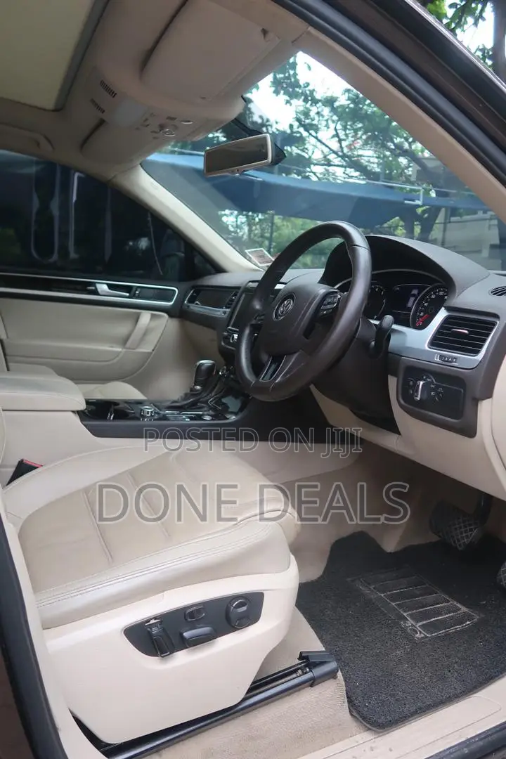 Volkswagen Touareg 2012 Gold