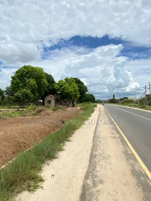 Kiwanja Kinauzwa Chenye Nyumba Kipo Mbweni Mpiji