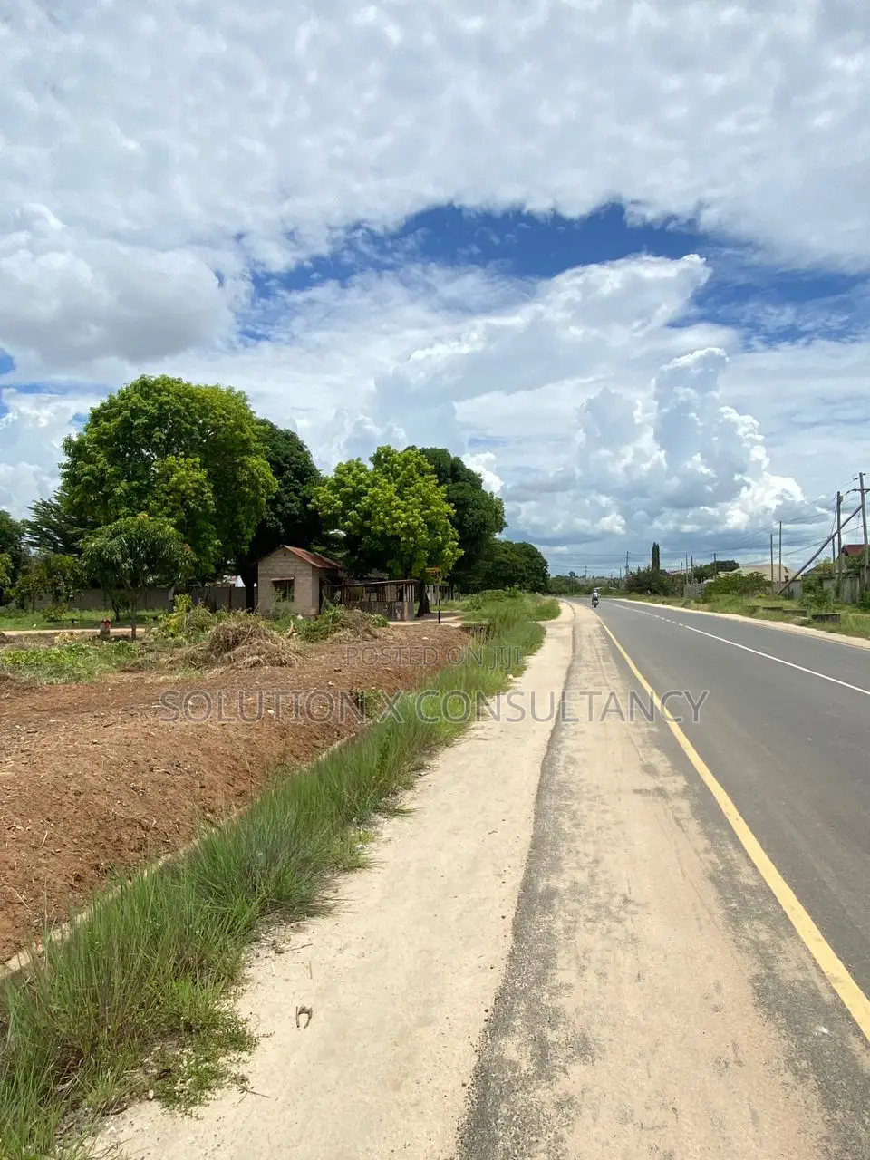 Kiwanja Kinauzwa Chenye Nyumba Kipo Mbweni Mpiji