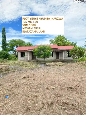 Kiwanja Kinauzwa Chenye Nyumba Kipo Mbweni Mpiji