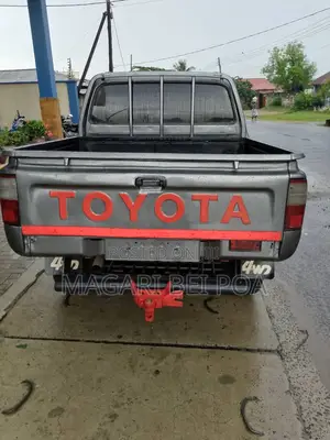 Toyota Hilux 2002 Gray