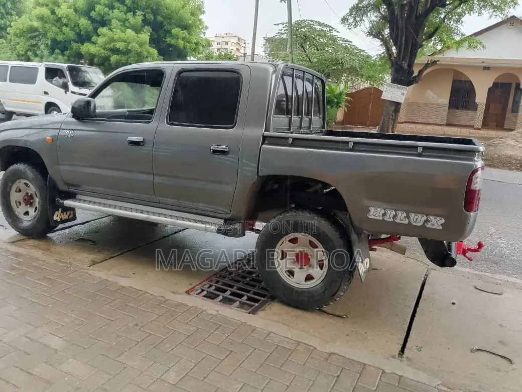 Toyota Hilux 2002 Gray