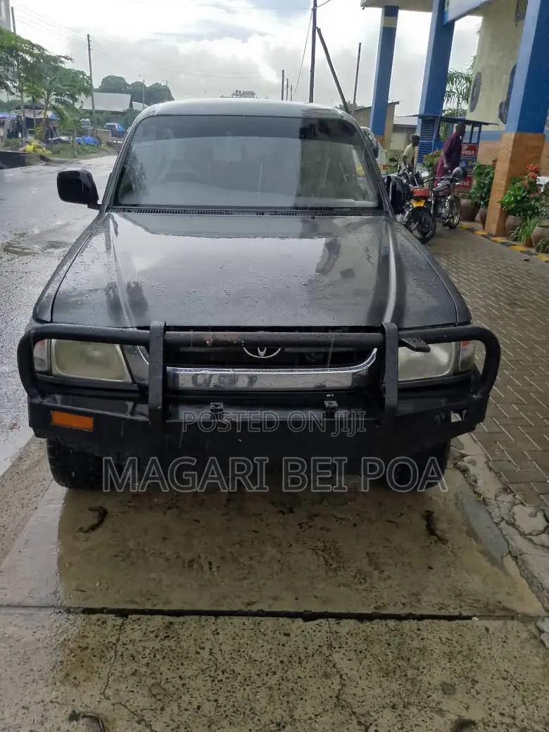 Toyota Hilux 2002 Gray