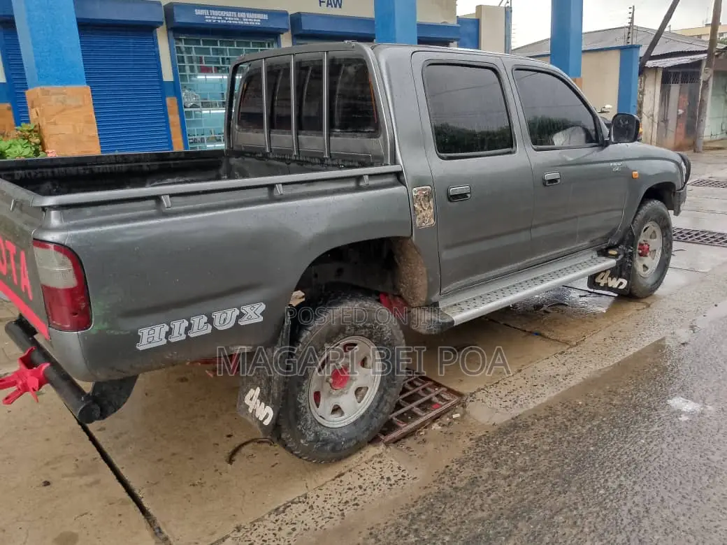 Toyota Hilux 2002 Gray