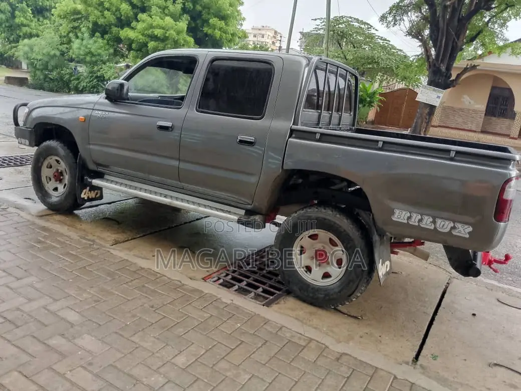 Toyota Hilux 2002 Gray
