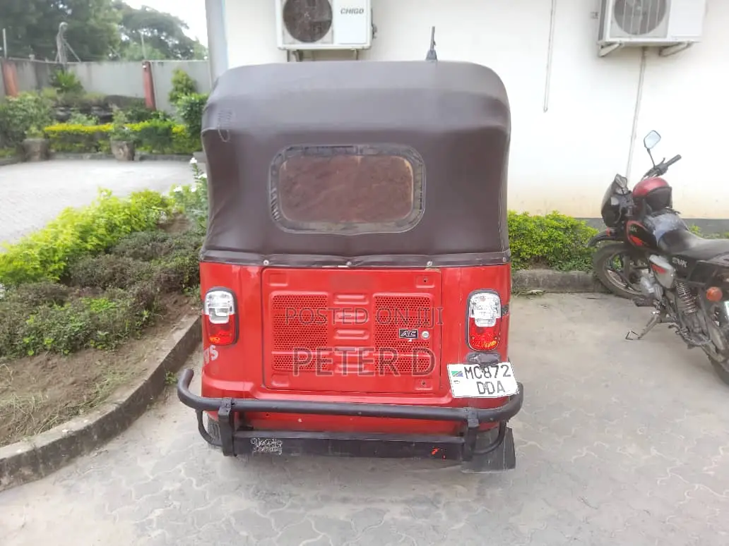 TVS Zeppelin 220 2021 Red