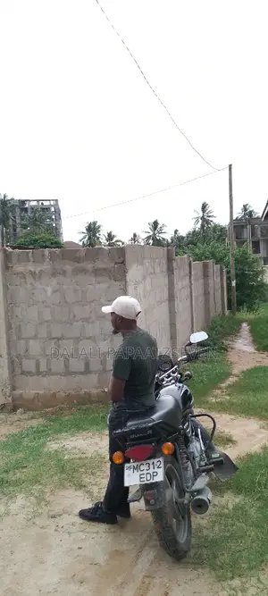 Eneo Lenye Ukubwa Wa SQMT 1000 Linauzwa ML 65 Lipo Salasala
