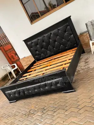 Kitanda Cha Mbao Ngumu 5/6 Kinapatikana Mningatupu