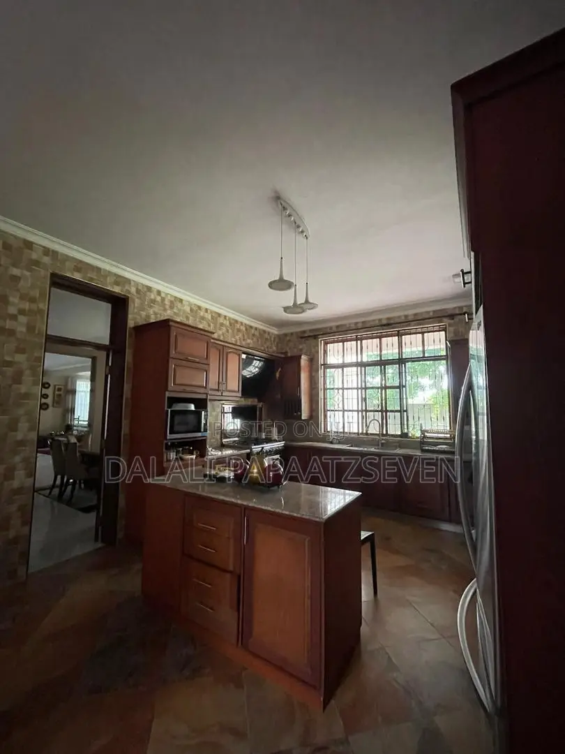 5bdrm House in Dalalipapaatzseven, Bunju for sale