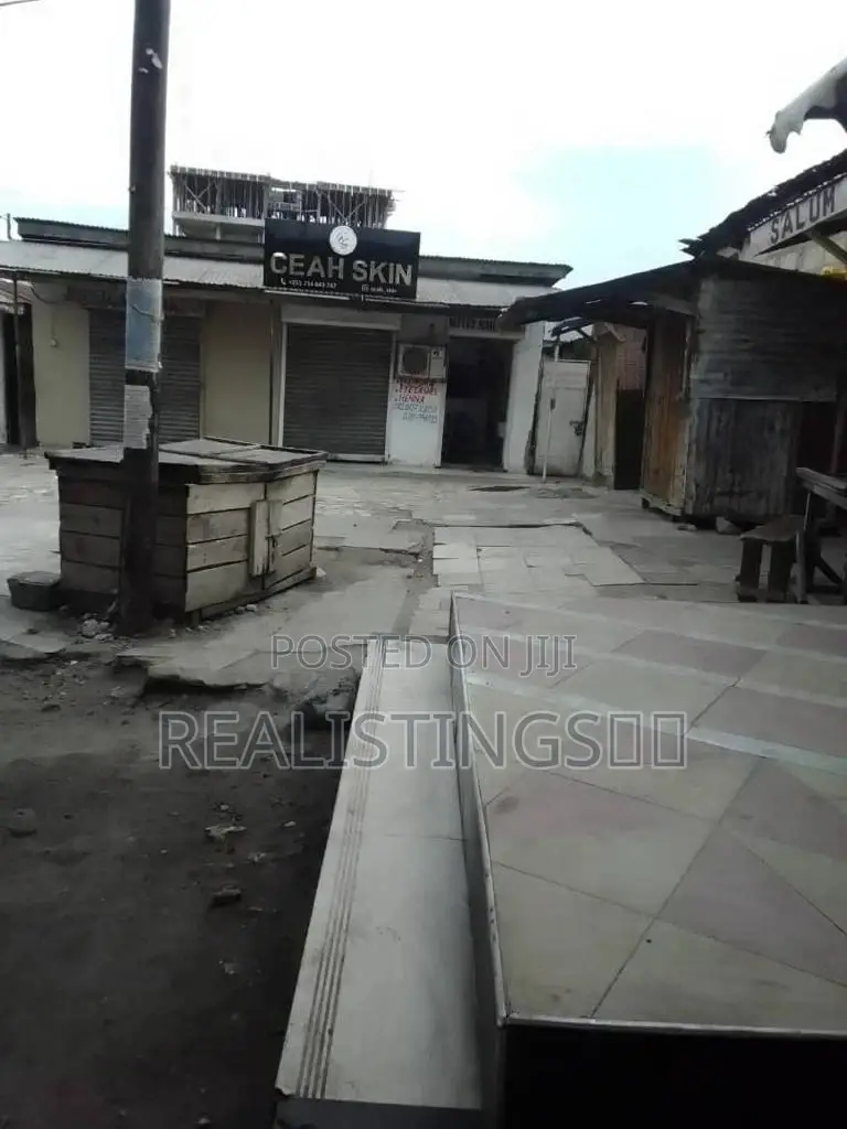 Magomeni Makuti: Plot/Nyumba Ya Biashara Inauzwa - Dar