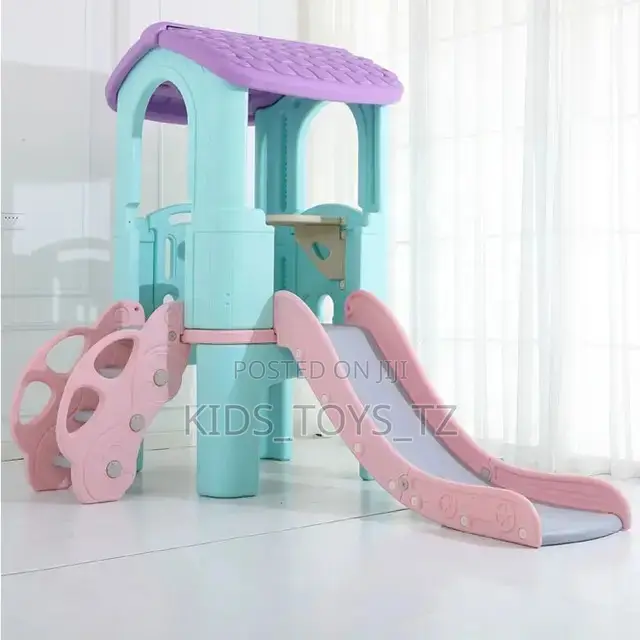 Yumba Ya Watoto Wanacheza