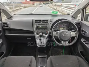 Toyota Ractis 2011 Silver