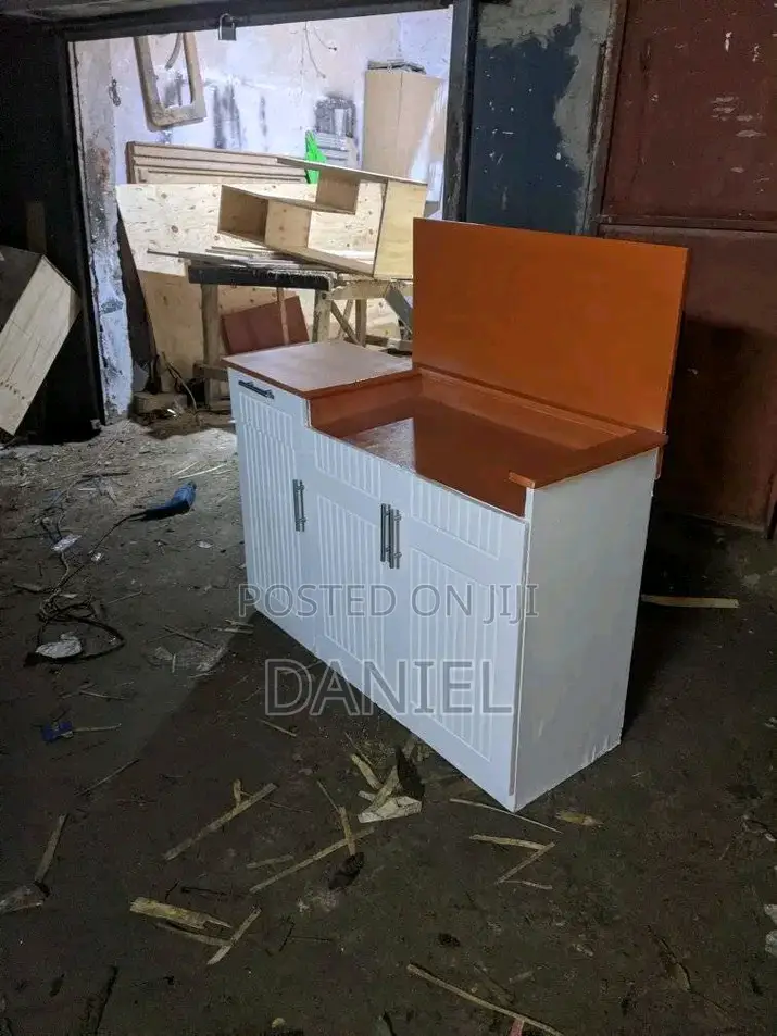 Kitchen Cabinet Nyeupe Na Brown