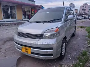 Toyota Voxy 2001 Silver