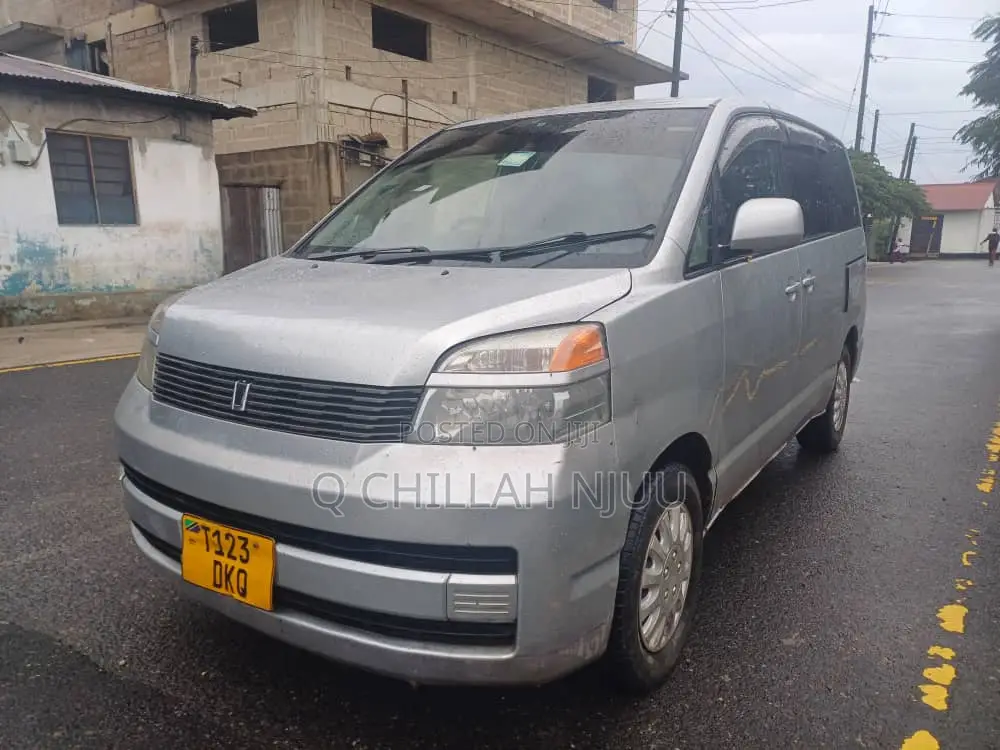 Toyota Voxy 2001 Silver