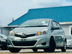 Toyota Vitz 2011 Silver