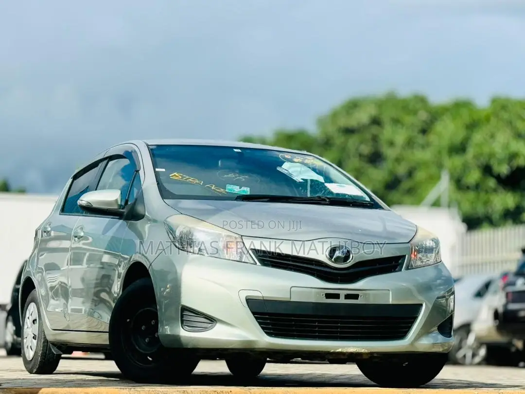 Toyota Vitz 2011 Silver