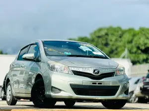 Toyota Vitz 2011 Silver