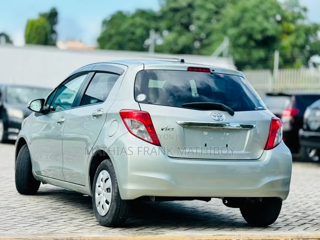 Toyota Vitz 2011 Silver