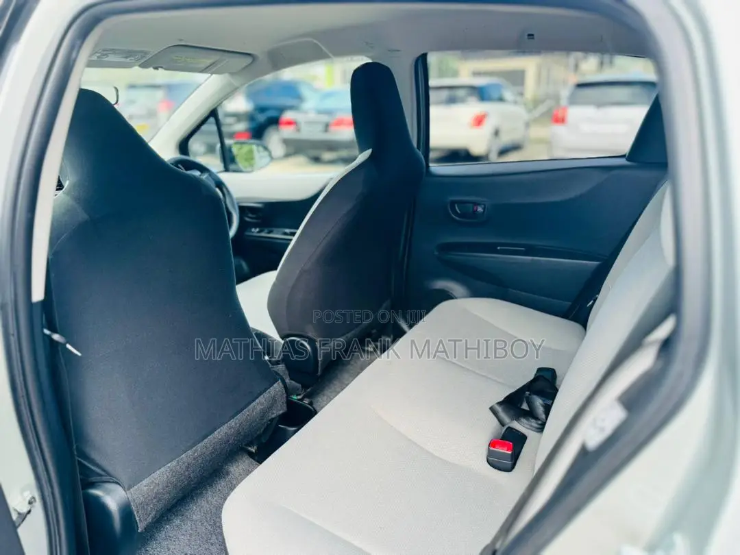 Toyota Vitz 2011 Silver