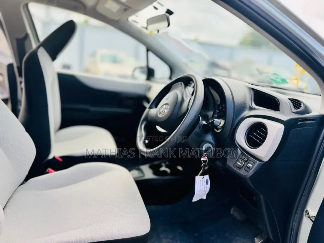 Toyota Vitz 2011 Silver