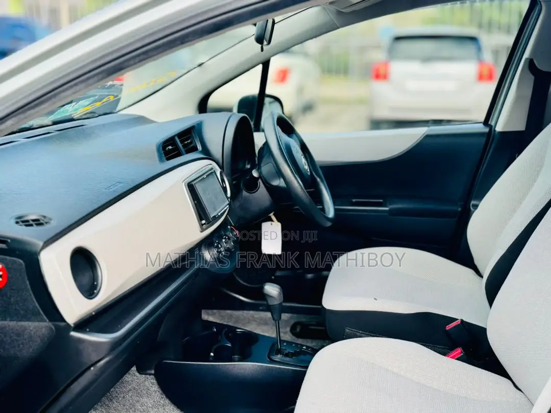 Toyota Vitz 2011 Silver