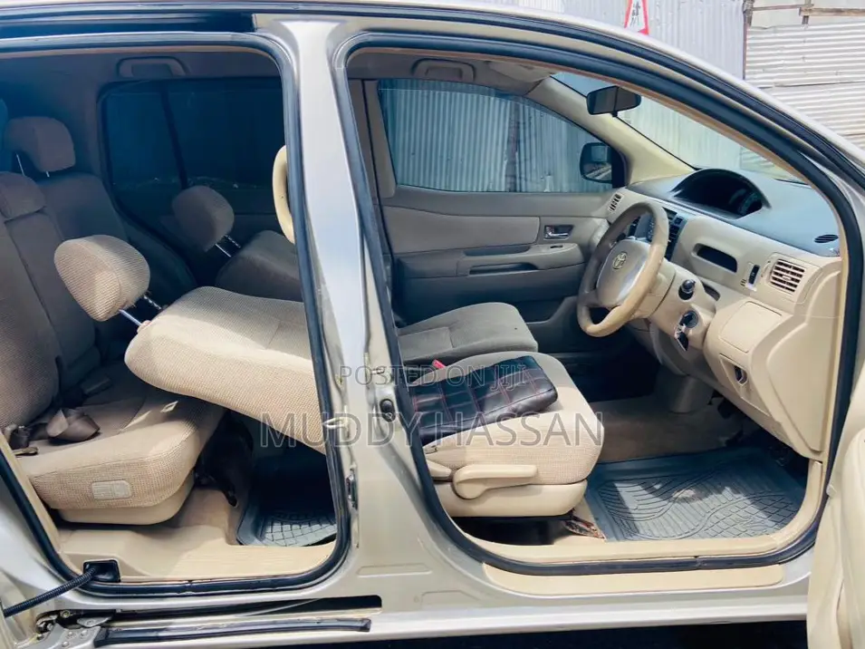 Toyota Raum 2005 Silver