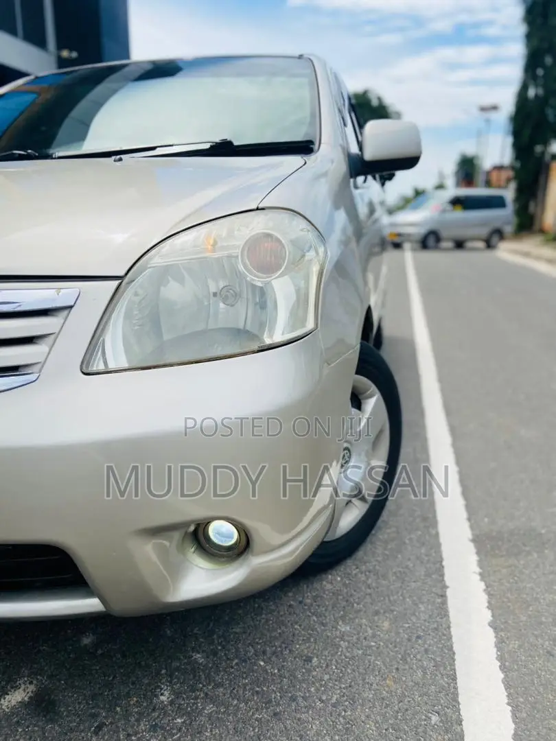 Toyota Raum 2005 Silver