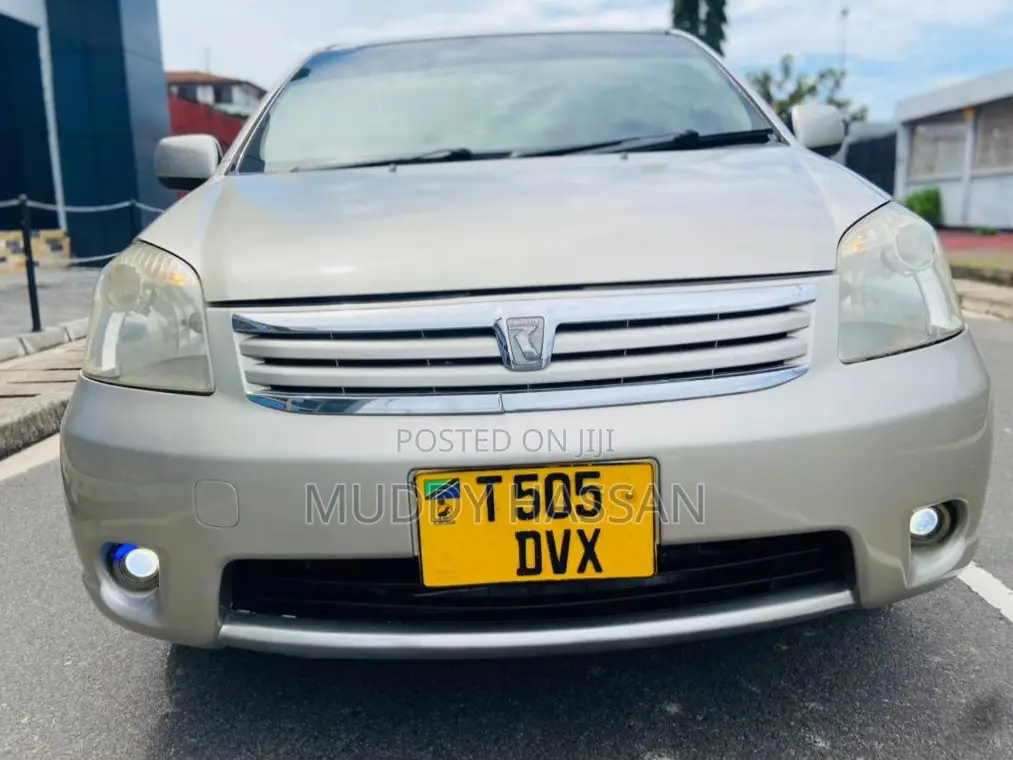 Toyota Raum 2005 Silver