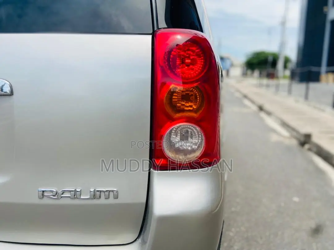 Toyota Raum 2005 Silver