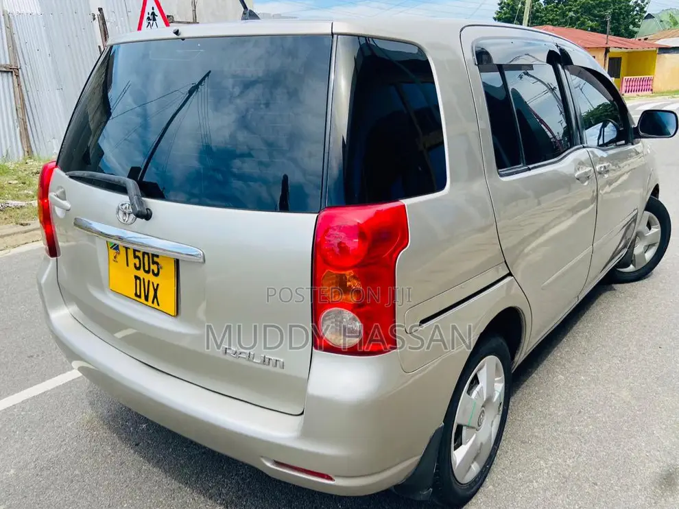Toyota Raum 2005 Silver
